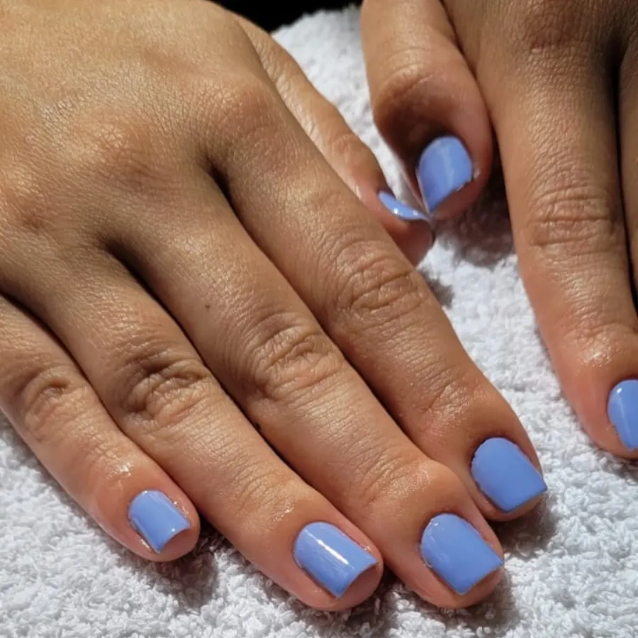 Pedicure com esmalte azul feito na Fluir