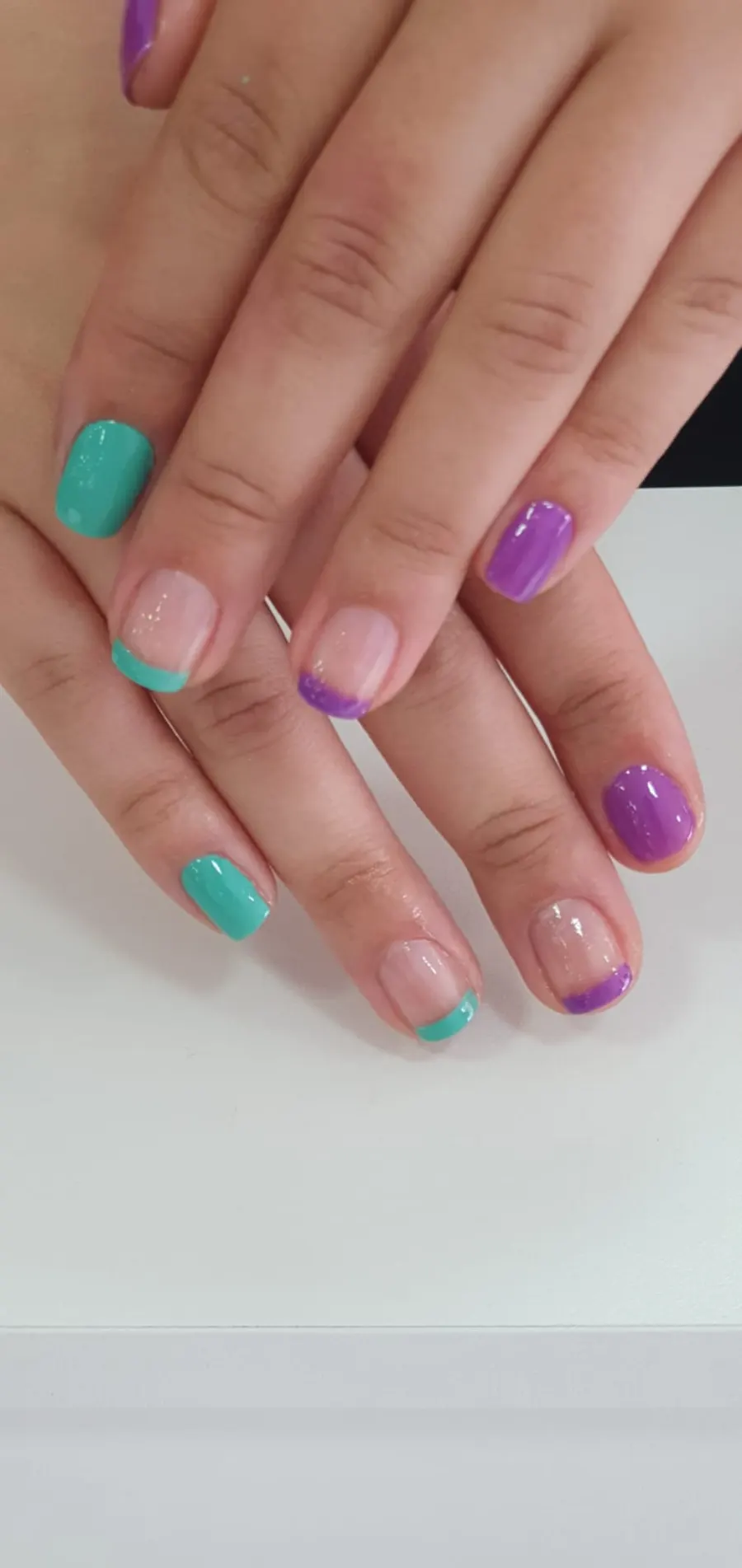 Unhas com francesinha colorida em verde e roxo