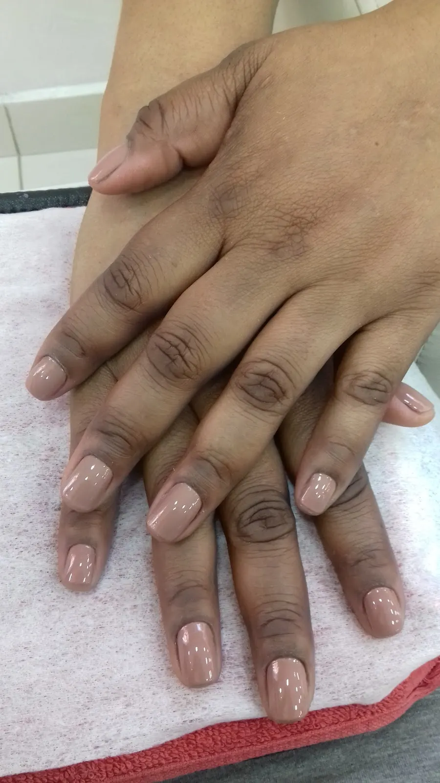 Unhas em tom nude com acabamento natural