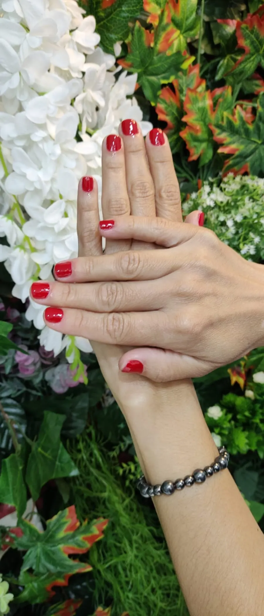 Unhas em esmalte vermelho feitas no salão